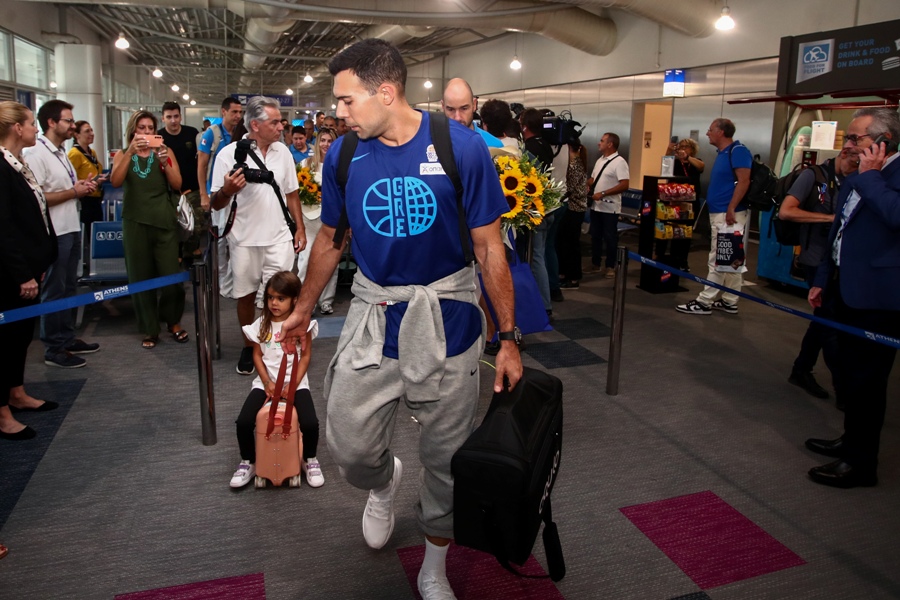 Ελλάδα: Έφτασαν στην Αθήνα με υποδοχή ηρώων οι χάλκινοι μεταλλιούχοι