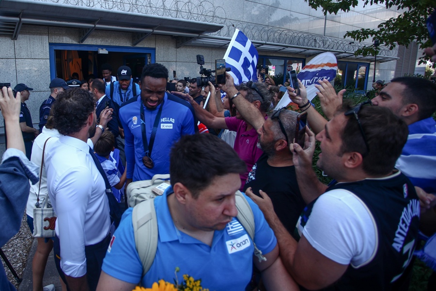 Ελλάδα: Έφτασαν στην Αθήνα με υποδοχή ηρώων οι χάλκινοι μεταλλιούχοι