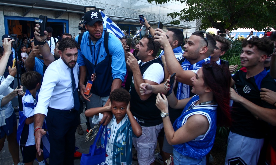 Ελλάδα: Έφτασαν στην Αθήνα με υποδοχή ηρώων οι χάλκινοι μεταλλιούχοι