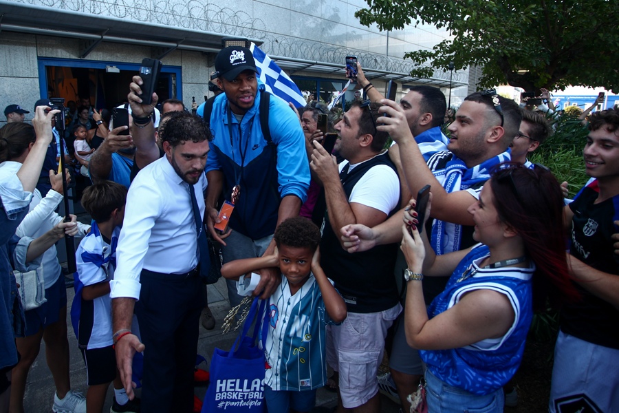 Ελλάδα: Έφτασαν στην Αθήνα με υποδοχή ηρώων οι χάλκινοι μεταλλιούχοι