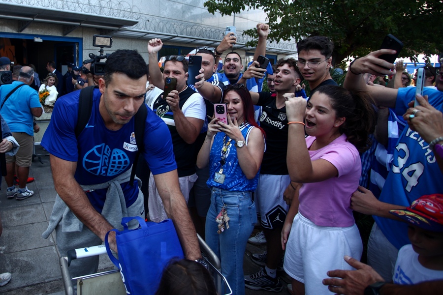 Ελλάδα: Έφτασαν στην Αθήνα με υποδοχή ηρώων οι χάλκινοι μεταλλιούχοι
