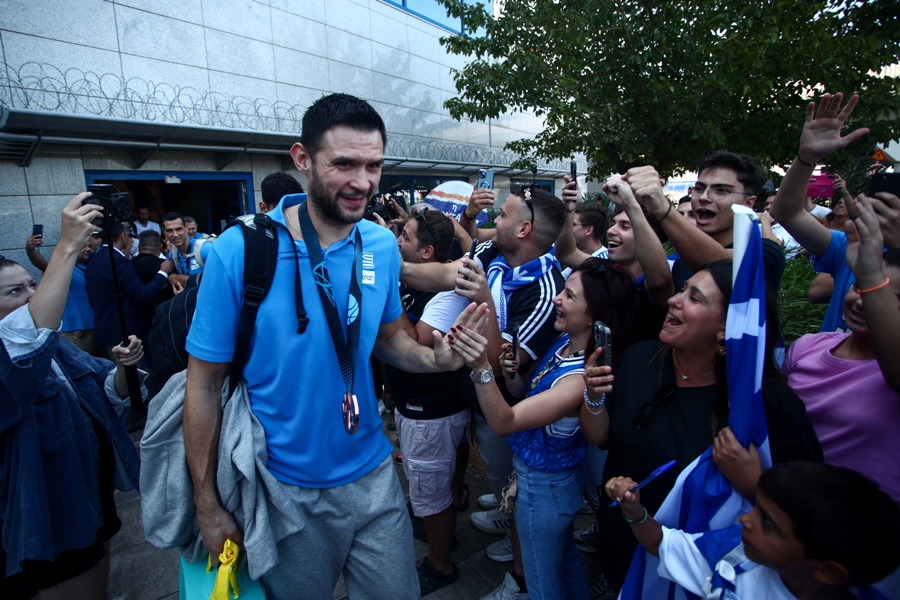 Ελλάδα: Έφτασαν στην Αθήνα με υποδοχή ηρώων οι χάλκινοι μεταλλιούχοι