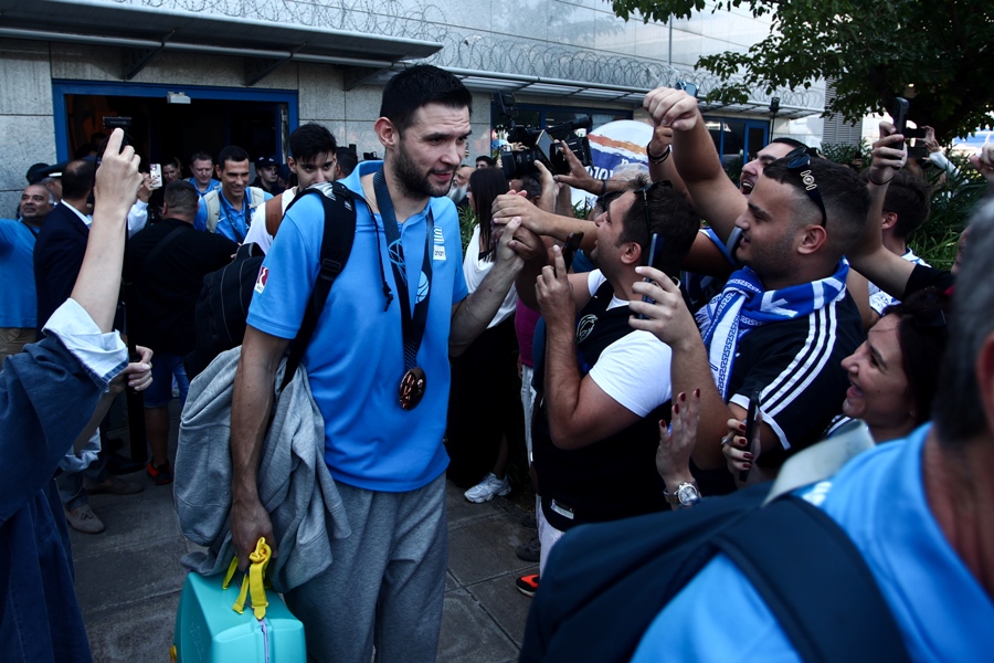 Ελλάδα: Έφτασαν στην Αθήνα με υποδοχή ηρώων οι χάλκινοι μεταλλιούχοι