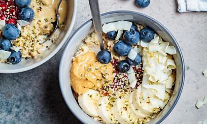 Energy bowl με γιαούρτι, ταχίνι και φρούτα