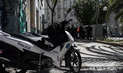 Άγρια καταδίωξη οδηγού μηχανής στην Καλλιθέα - Έκανε επικίνδυνους ελιγμούς και προσπάθησε να διαφύγει πεζός