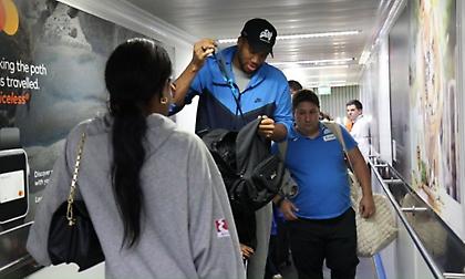 Φοβερό στιγμιότυπο: Η μαμά Βερόνικα παρακίνησε τον Γιάννη να φορέσει το μετάλλιο