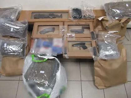 Όπλα, πυροκροτητές και πάνω από 27 κιλά κάνναβης βρέθηκαν σε όχημα συλληφθέντα στην Πυλαία