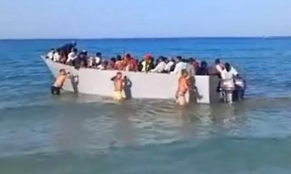 Σάλος με το βίντεο με τους μετανάστες στη Γαύδο - «Τους βοηθήσαμε να ξεκολλήσει η βάρκα» υποστηρίζει λουόμενος