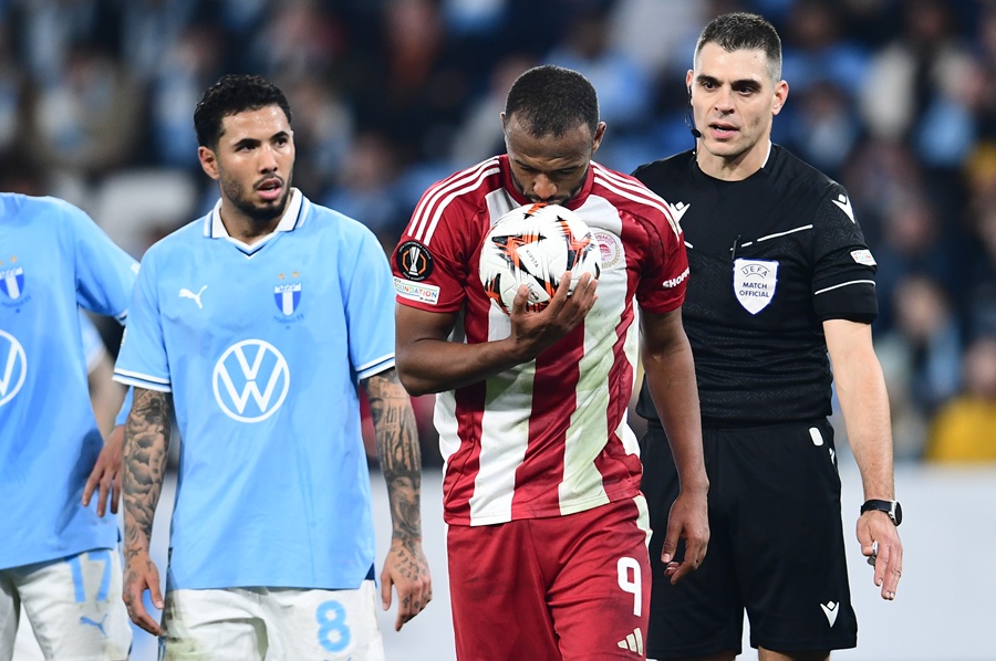 Ποιος ασχολείται με ένα χαμένο πέναλτι του Ολυμπιακού σε ένα 5-0;