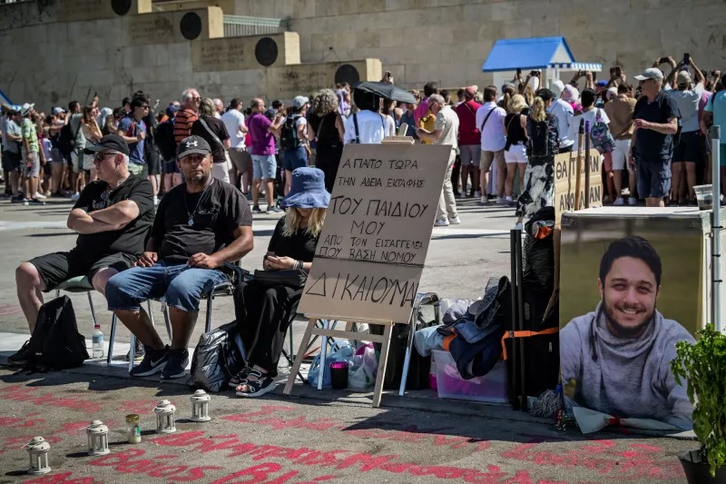 Τέμπη: Πατέρας θύματος κάνει απεργία πείνας και δίψας στο Σύνταγμα