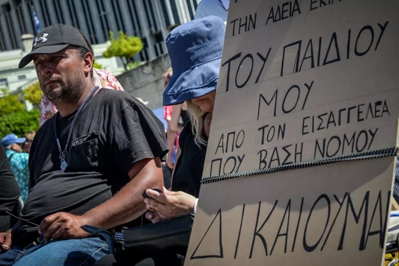 Τέμπη: Πατέρας θύματος κάνει απεργία πείνας και δίψας στο Σύνταγμα