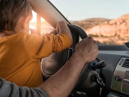 Συνελήφθη πατέρας που οδηγούσε με το 5χρονο παιδί του αγκαλιά στο Αίγιο