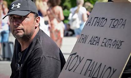 Πατέρας θύματος των Τεμπών κάνει απεργία πείνας και δίψας στο Σύνταγμα