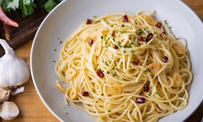 Σπαγγέτι με σκόρδο, ελαιόλαδο και καυτερή πιπεριά (aglio, olio e peperoncino)