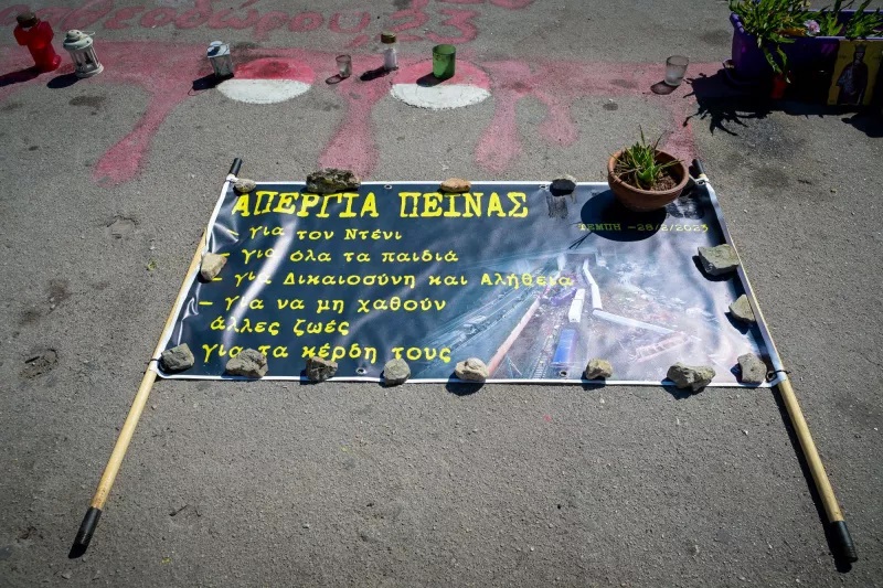 Τέμπη: Πατέρας θύματος κάνει απεργία πείνας και δίψας στο Σύνταγμα