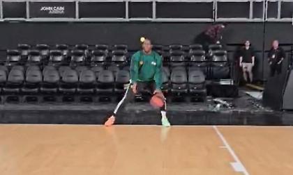 Τα ζογκλερικά του Ναν με μπάλα μπάσκετ και μπαλάκι του τένις