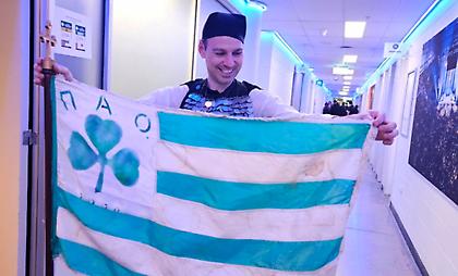 Η σημαία-φυλαχτό του Παναθηναϊκού από το 1971 για έναν οπαδό του στη Μελβούρνη