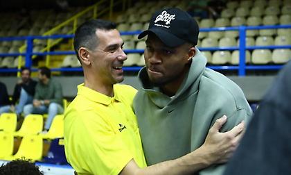 Συγκινητικές στιγμές στο Περιστέρι: Θερμή αγκαλιά του Γιάννη με τον Ζήση και... επανένωση με τον Φορμπς!