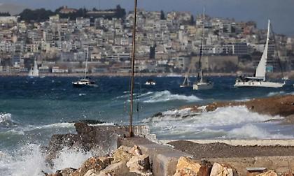 Καιρός: Πτώση της θερμοκρασίας και θυελλώδεις άνεμοι στο Αιγαίο έως 9 μποφόρ