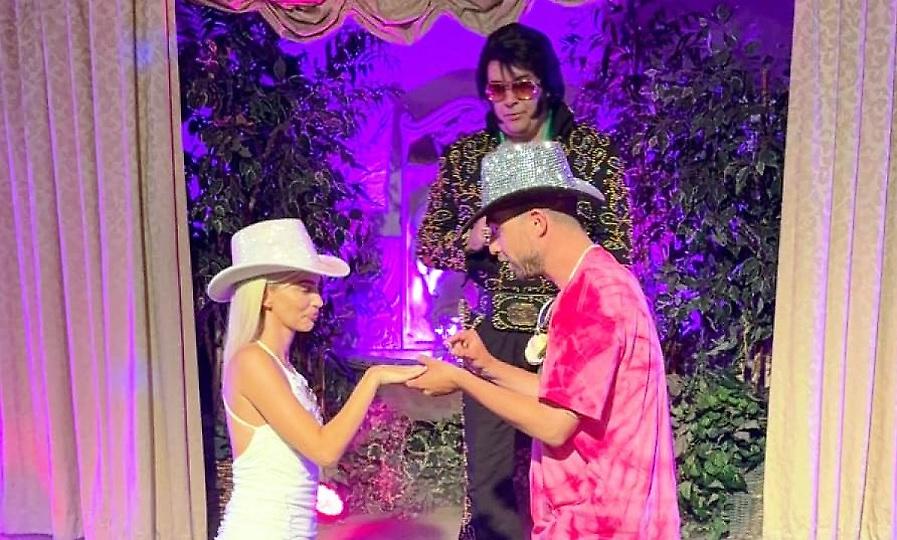 Fipster και Βάλια Χατζηθεοδώρου παντρεύτηκαν -για πλάκα- στο Las Vegas