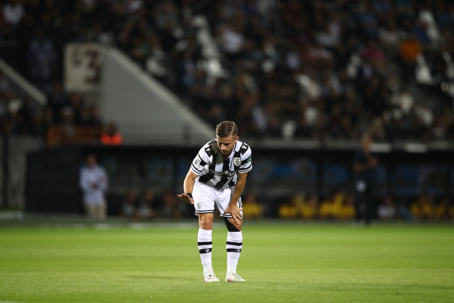 Ανησυχία στον ΠΑΟΚ: Αποχώρησε με ενοχλήσεις ο Πέλκας στο 15ο λεπτό