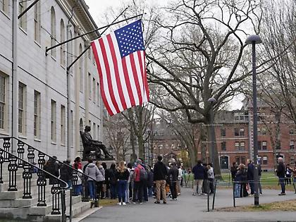 Το Χάρβαρντ ξανά στο στόχαστρο της κυβέρνησης Τραμπ - Του επιβάλλει νέους περιορισμούς