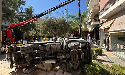 Γερανός έπεσε πάνω σε καφετέρια στη Γλυφάδα - Διεκόπη η κυκλοφορία επί της οδού Φοίβης