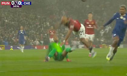 Ο Σάντσεθ «καίει» την Τσέλσι με αποβολή στο 5ο λεπτό του ντέρμπι