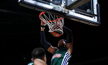 Κυριαρχικός κάτω από τα καλάθια: Τα εντυπωσιακά δείγματα του Χολμς κόντρα στους Adelaide 36ers