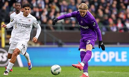 «Κόλλησε» και μένει πίσω η Αντερλεχτ