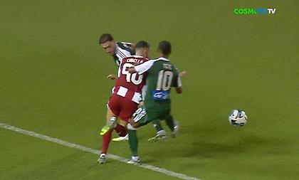 Η φάση που ο Καμπελά ζήτησε πέναλτι, αλλά τιμωρήθηκε με κάρτα για «θέατρο»