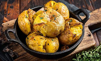 Ο πιο εύκολος τρόπος για να ψήσεις πατάτες σε λιγότερο από 10 λεπτά