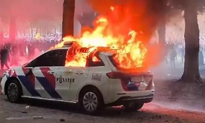 Βίαιες συγκρούσεις στην Ολλανδία σε διαδήλωση κατά της μετανάστευσης - Πέτρες, δακρυγόνα και συλλήψεις