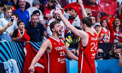 «Οι υποσχέσεις κρατιούνται»: Ο Σενγκούν πήρε στον Οσμάνι δώρο ένα ρολόι για την άμυνα που έπαιξε στον Γιάννη