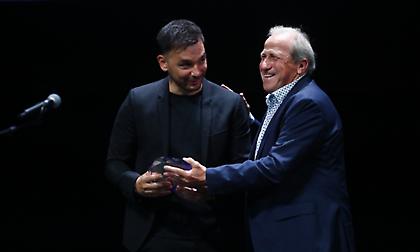 Τιμήθηκε από τον ΠΣΑΠΠ ο Σωτήρης Νίνης - Παρέλαβε το βραβείο του από τον Βίκτορ Μουνιόθ