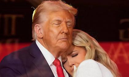 Τραμπ στο μνημόσυνο του Κερκ: «Ο Τσάρλι είναι μάρτυρας της αμερικανικής ελευθερίας» - Έρικα Κέρκ: «Συγχωρώ τον δολοφόνο»