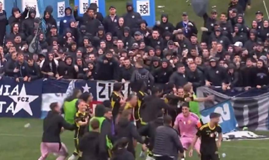 Χαμός στην Ελβετία: Σημείωσε νικητήριο πέναλτι και πανηγύρισε μπροστά στους αντίπαλους οπαδούς Χαμός στην Ελβετία: Σημείωσε νικητήριο πέναλτι και πανηγύρισε μπροστά στους αντίπαλους οπαδούς