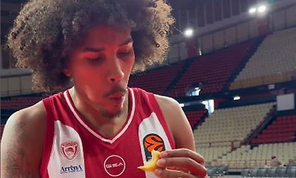 «Αν ήταν ζεστό...»: Γουόρντ και Χολ δοκίμασαν ελληνικές νοστιμιές στην προπόνηση του Ολυμπιακού!