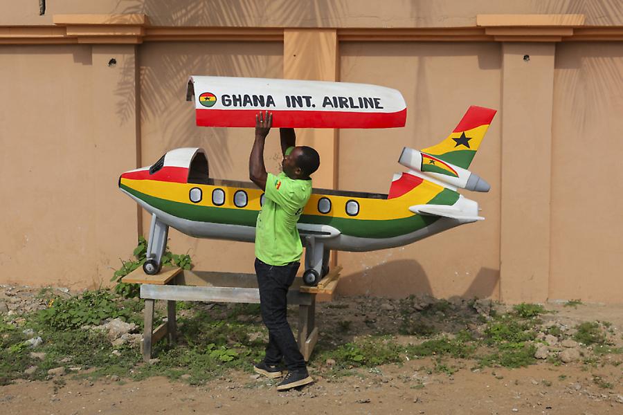 Fantasy Coffins: Η παράδοση των Abebuo στη Γκάνα κάνει τα φέρετρα έργα τέχνης