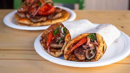 Τα καλύτερα σουβλάκια της Αθήνας: 29 μαγαζιά από τη Βάρκιζα ως την Κηφισιά