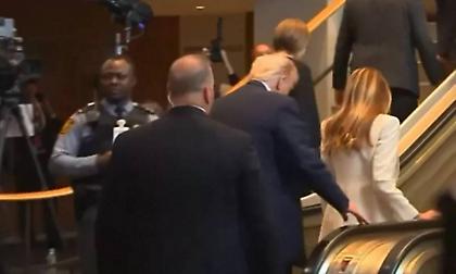 Σάλος με την κυλιόμενη σκάλα του ΟΗΕ - Ποιος τη σταμάτησε τη στιγμή που ανέβαινε ο Τραμπ