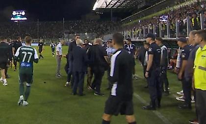 Καραπαπάς και Τζαβέλλας κλήθηκαν σε ακρόαση από τη ΔΕΑΒ για το επεισόδιο στο ντέρμπι της Λεωφόρου