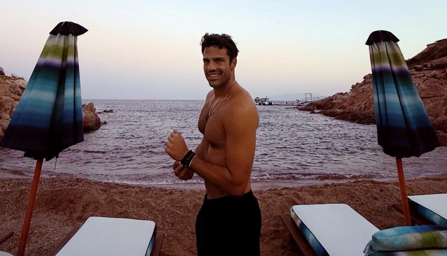 Κωνσταντίνος Αργυρός: Βγήκε βόλτα στο Βουκουρέστι και τραγούδησε με street artists