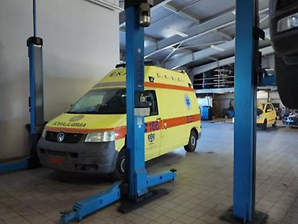 Έσπρωχναν ασθενοφόρο με βλάβη για να πάρει μπροστά στις Σάπες Ροδόπης!