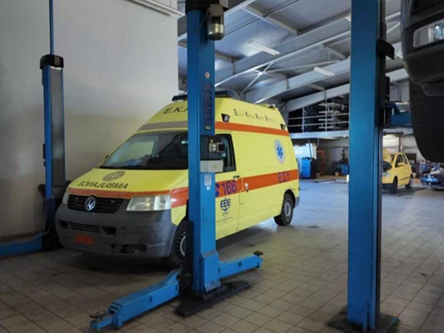 Σάπες Ροδόπης: Ασθενοφόρο με βλάβη, το έσπρωχναν για να πάρει μπροστά