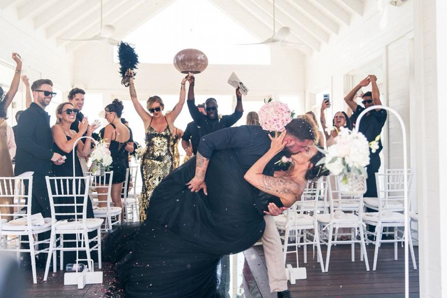 Ο tattoo artist που έκανε 43 προτάσεις γάμου σε 7 χρόνια μέχρι να ακούσει το «ναι»