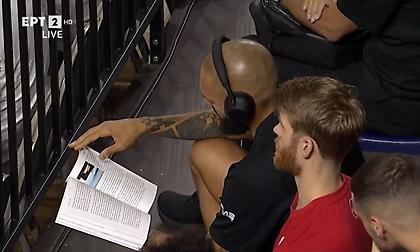 Στις κερκίδες του κλειστού στη Ρόδο οι παίκτες του Ολυμπιακού: Διάβαζε χαλαρός το βιβλίο του ο Φουρνιέ!