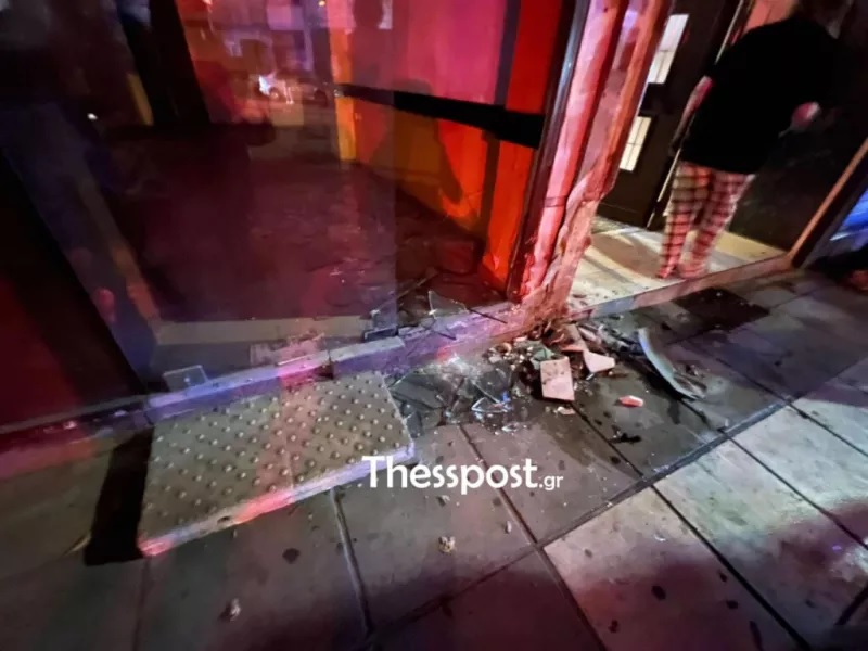 Θεσσαλονίκη: Αυτοκίνητο έπεσε σε βιτρίνα καταστήματος και τυλίχτηκε στις φλόγες