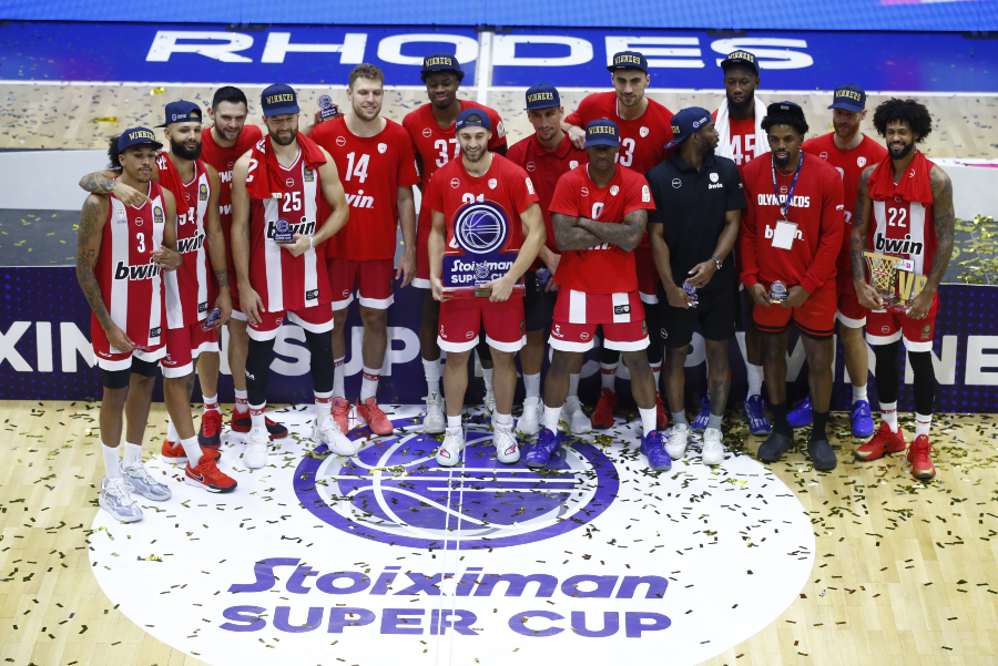Ολυμπιακός: Η απονομή του τροπαίου του Stoiximan Super Cup
