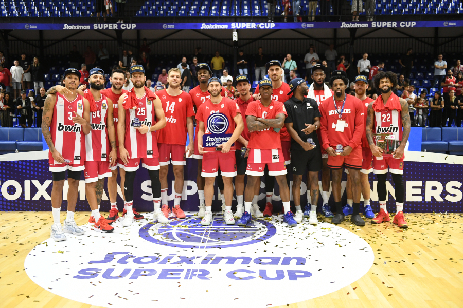 Ολυμπιακός: Η απονομή του τροπαίου του Stoiximan Super Cup